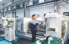 ”方大炭素加工场二车产班长周小刚说